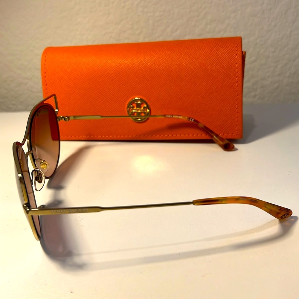 🌿Tory Burch Women’s Sunglasses - Picture 4 of 15
